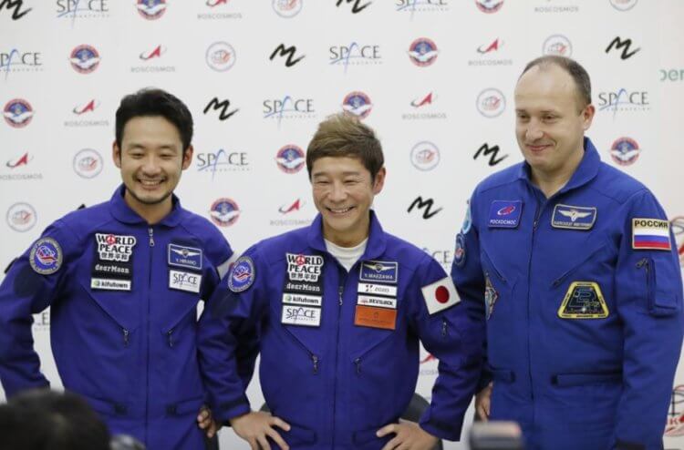 «Роскосмос» отправила туристов в космос. Японские туристы с российским космонавтом. Фото.