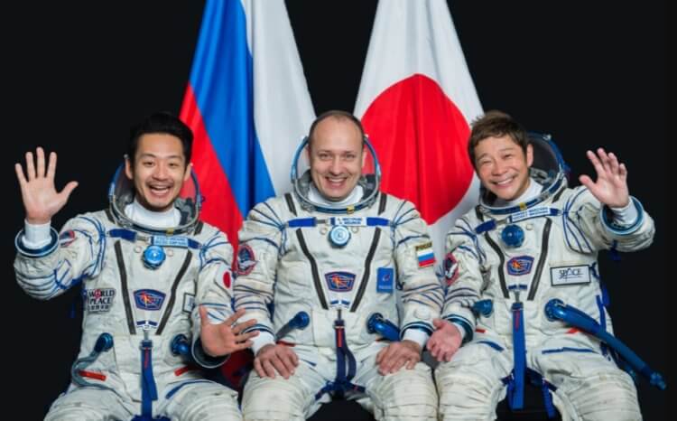 «Роскосмос» доставил в космос японского миллиардера с пакетом еды от Uber. Слева направо: Йозо Хирано, Александр Мисуркин и Юсаку Маэдзава. Фото.