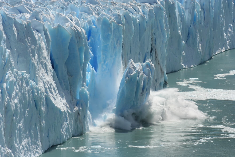 shutterstock 167119931 <p>Таяние ледников уже давно не воспринимается чем-то аномальным и удивительным. Этот процесс происходит повсеместно по всей планете. К примеру, в Африке совсем скоро ледников вовсе не останется. Также тает Арктика, но больше всего ученых заботит таяние ледников в Антарктиде. Регулярно мы слышим о том, что тот или иной ледник дал трещину, а затем откололся от материка и отправился в свободное плавание. Порой эти ледники являются настоящими гигантами, однако все они меркнут на фоне ледника Туэйтс. Последний считается самым крупным и самым опасным. Ученые опасаются не только самого по себе его разрушения, но и возможных последствий. Как утверждают эксперты, он может нарушить так называемый баланс ледников, то есть спровоцирует эффект домино, в результате чего в воду “поползут” и другие ледники, расположенные рядом с ним. К сожалению, согласно исследованию американских ученых, разрушение ледника Туэйтс уже вопрос предрешенный. Более того, произойдет это в ближайшие пять лет, что приведет к серьезному повышению уровня моря.