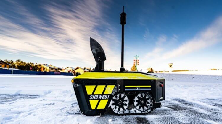 Робот для уборки снега. Snowbot S1 можно настроить на автоматическую подзарядку аккумулятора на док-станции. Фото.