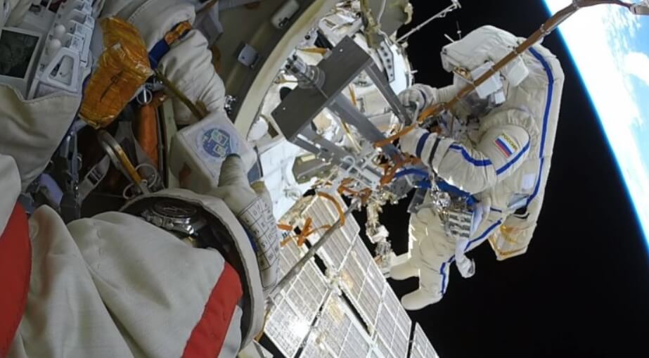 spaceman danger image eight <p>В конце ноября аэрокосмическое агентство NASA было вынуждено перенести выход астронавтов в открытый космос. Внезапное решение было принято из-за опасности пролетающих мимо фрагментов космического мусора -ни летят в 10 раз быстрее пули. Считается, что обилие остатков старых космических аппаратов в будущем вовсе не позволит астронавтам выходит на открытое околоземное пространство, потому что столкновение с мусором может стать смертельным. На самом деле, в космосе людей поджидает гораздо больше опасностей вроде случайного отдаления от МКС, закипания крови и так далее. Некоторые астронавты уже сталкивались с такими проблемами но, к счастью, остались в живых. Предлагаем ознакомится с опасностями космоса поближе и узнать больше о произошедших чрезвычайных происшествиях.