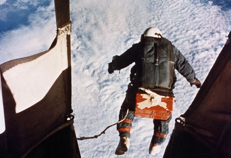 Опасность повреждения скафандра. Прыжок Джозефа Киттингера. Фото.