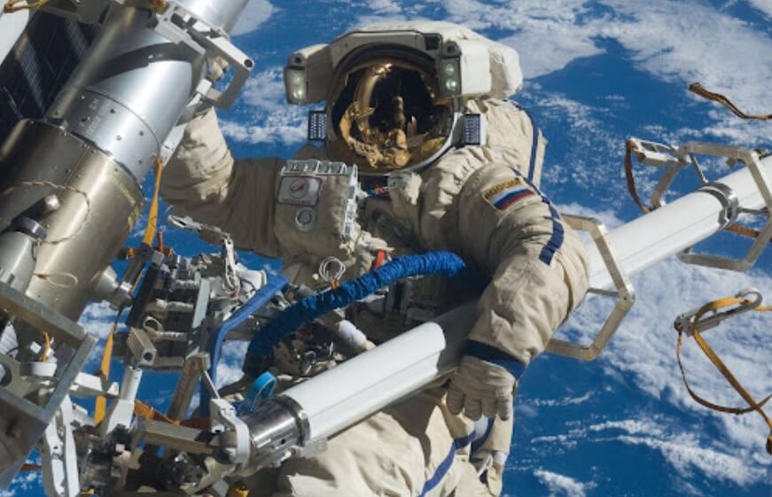 spaceman danger image nine <p>В конце ноября аэрокосмическое агентство NASA было вынуждено перенести выход астронавтов в открытый космос. Внезапное решение было принято из-за опасности пролетающих мимо фрагментов космического мусора -ни летят в 10 раз быстрее пули. Считается, что обилие остатков старых космических аппаратов в будущем вовсе не позволит астронавтам выходит на открытое околоземное пространство, потому что столкновение с мусором может стать смертельным. На самом деле, в космосе людей поджидает гораздо больше опасностей вроде случайного отдаления от МКС, закипания крови и так далее. Некоторые астронавты уже сталкивались с такими проблемами но, к счастью, остались в живых. Предлагаем ознакомится с опасностями космоса поближе и узнать больше о произошедших чрезвычайных происшествиях.