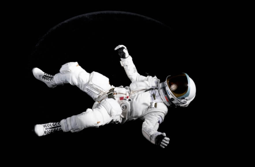 spaceman danger image one <p>В конце ноября аэрокосмическое агентство NASA было вынуждено перенести выход астронавтов в открытый космос. Внезапное решение было принято из-за опасности пролетающих мимо фрагментов космического мусора -ни летят в 10 раз быстрее пули. Считается, что обилие остатков старых космических аппаратов в будущем вовсе не позволит астронавтам выходит на открытое околоземное пространство, потому что столкновение с мусором может стать смертельным. На самом деле, в космосе людей поджидает гораздо больше опасностей вроде случайного отдаления от МКС, закипания крови и так далее. Некоторые астронавты уже сталкивались с такими проблемами но, к счастью, остались в живых. Предлагаем ознакомится с опасностями космоса поближе и узнать больше о произошедших чрезвычайных происшествиях.