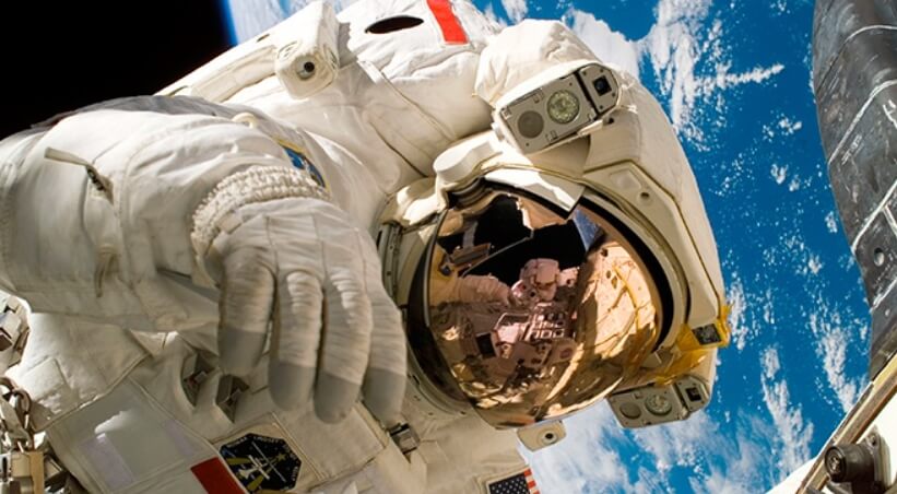 spaceman danger image seven lt;pgt;В конце ноября аэрокосмическое агентство NASA было вынуждено перенести выход астронавтов в открытый космос. Внезапное решение было принято из-за опасности пролетающих мимо фрагментов космического мусора -ни летят в 10 раз быстрее пули. Считается, что обилие остатков старых космических аппаратов в будущем вовсе не позволит астронавтам выходит на открытое околоземное пространство, потому что столкновение с мусором может стать смертельным. На самом деле, в космосе людей поджидает гораздо больше опасностей вроде случайного отдаления от МКС, закипания крови и так далее. Некоторые астронавты уже сталкивались с такими проблемами но, к счастью, остались в живых. Предлагаем ознакомится с опасностями космоса поближе и узнать больше о произошедших чрезвычайных происшествиях.