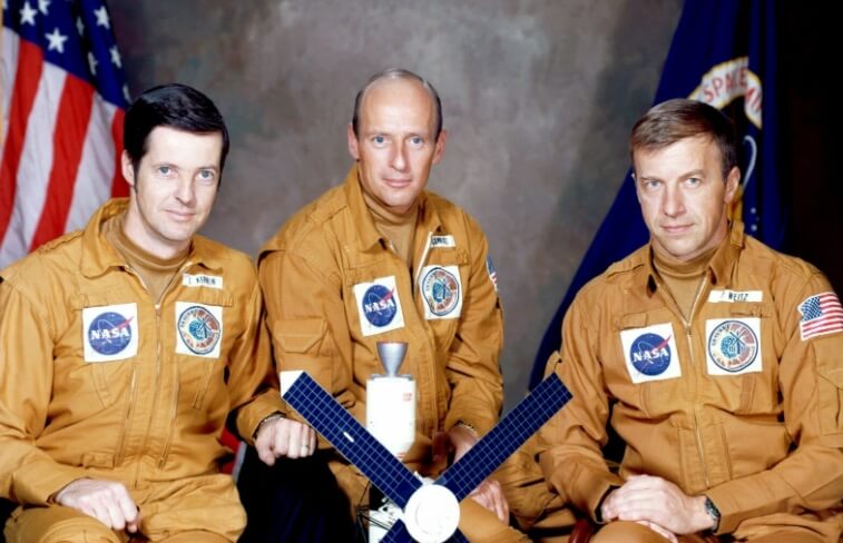 Опасность уплыть в открытый космос. Экипаж космического корабля «Скайлэб-2» слева направо: Джозеф Кервин, Пит Конрад и Пол Вейтц. Фото.