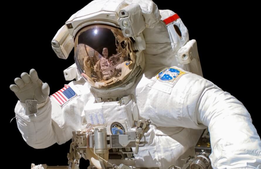 spaceman danger image two <p>В конце ноября аэрокосмическое агентство NASA было вынуждено перенести выход астронавтов в открытый космос. Внезапное решение было принято из-за опасности пролетающих мимо фрагментов космического мусора -ни летят в 10 раз быстрее пули. Считается, что обилие остатков старых космических аппаратов в будущем вовсе не позволит астронавтам выходит на открытое околоземное пространство, потому что столкновение с мусором может стать смертельным. На самом деле, в космосе людей поджидает гораздо больше опасностей вроде случайного отдаления от МКС, закипания крови и так далее. Некоторые астронавты уже сталкивались с такими проблемами но, к счастью, остались в живых. Предлагаем ознакомится с опасностями космоса поближе и узнать больше о произошедших чрезвычайных происшествиях.