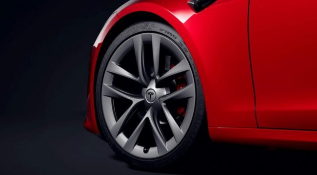 Автомобили Tesla начали говорить водителям, когда нужно менять старые шины. Фото.