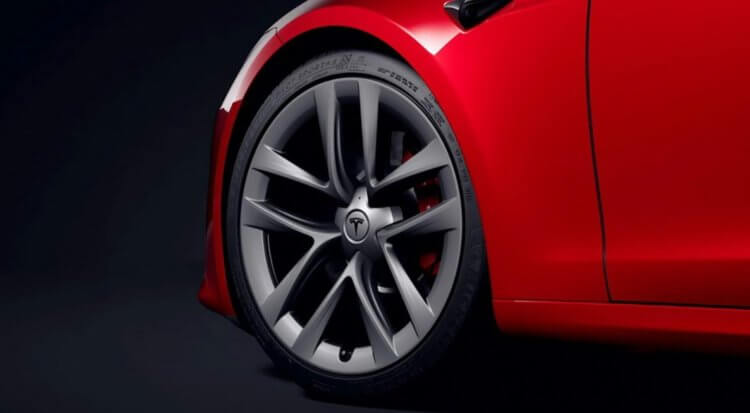 Автомобили Tesla начали говорить водителям, когда нужно менять старые шины. Автомобили Tesla научились оценивать степень изношенности шин. Фото.