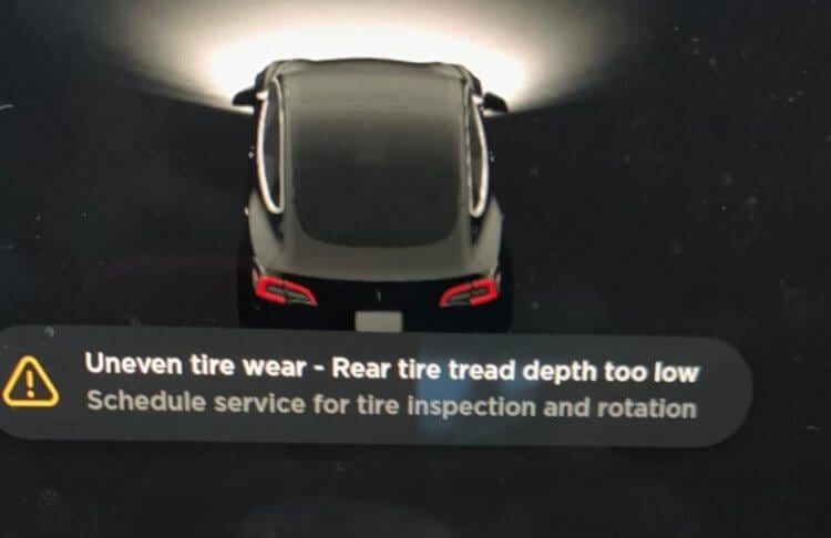 Новая функция автомобилей Tesla. Уведомление о необходимости заменить шины. Фото.