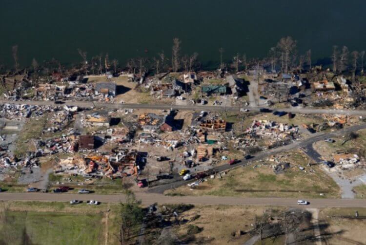 Разрушительный торнадо в США. Штат Кентукки после торнадо. Фото.