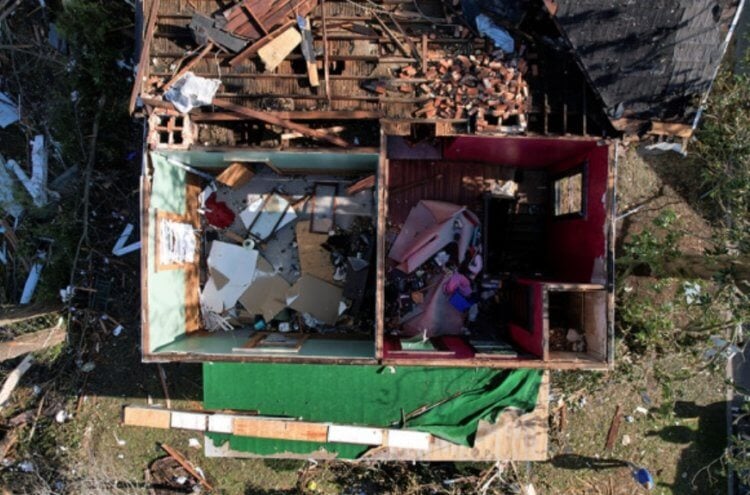 Разрушительный торнадо в США. У многих домов были сорваны крыши, из-за чего погибли многие люди. Фото.