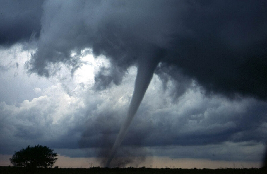 Что такое торнадо? Цвет торнадо зависит от многих факторов: например, если солнце находится сзади, торнадо кажется темным и наиболее зловещим. Фото.