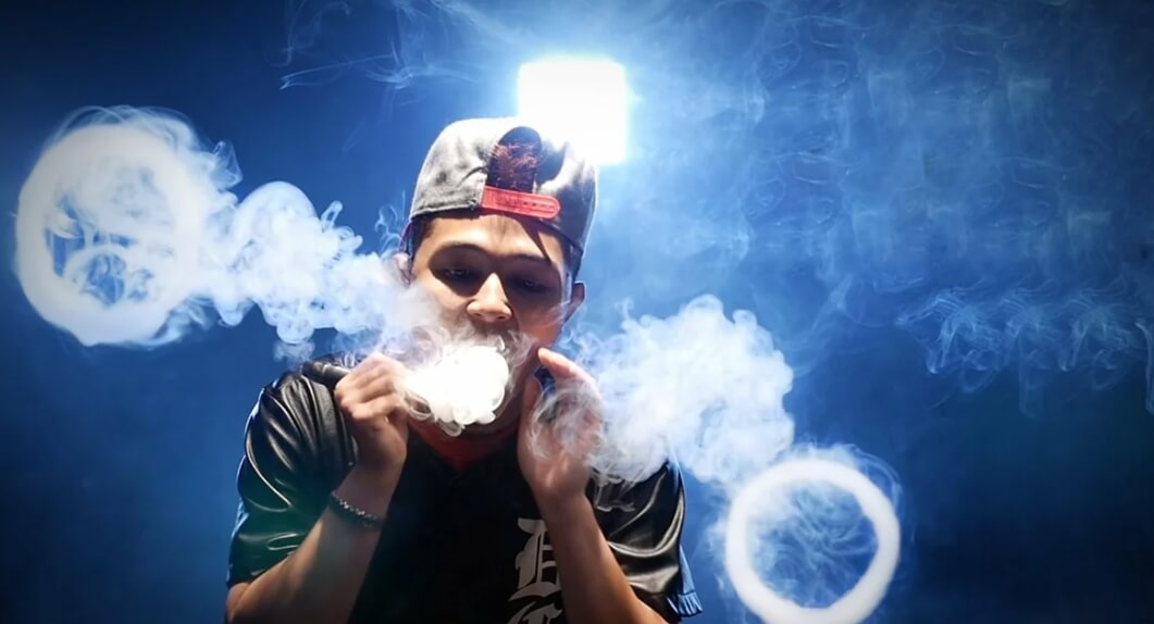 Помогает ли вейпинг бросить курить? Ученые считают, что вейпинг сменяет одну вредную привычку на другую. Фото.