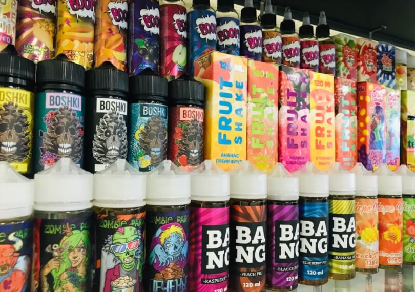 Вред вейпинга на здоровье человека. В жидкостях для сигарет содержатся опасные для здоровья вещества. Фото.