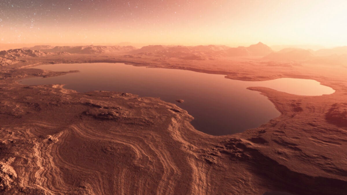 1 11 <p>Марс представляет собой безжизненную замороженную пустыню, совершенно непригодную для жизни. Но, как известно, планета не всегда была такой. Когда-то она имела атмосферу, а на ее поверхности плескался жидкий океан. Но потом Марс утратил магнитное поле, а вслед за ним атмосферу и воду. До последнего момента считалось, что вода окончательно исчезла на Красной планете в период с 4,1 до 3,7 миллиардов лет назад. Однако в недавнем своем исследовании, основанном на длительных наблюдениях за Марсом, ученые НАСА пришли к выводу, что вода на планете оставалась гораздо дольше - присутствовала еще 2 миллиарда лет назад. Об этом свидетельствуют отложение хлоридной соли, которые оставила проточная вода. Они были обнаружены на снимках, полученных с Марсианского разведывательного аппарата (MRO), который работает на орбите планеты с 2006 года. Снимки сделаны при помощи спектрометра видимого и ближнего инфракрасного излучения (CRISM), установленного на борту данного аппарата.