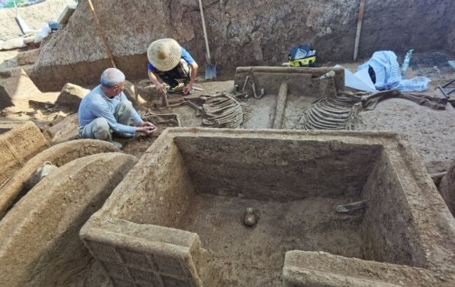 В Китае обнаружили гробницы воинов, который были похоронены заживо. Фото.