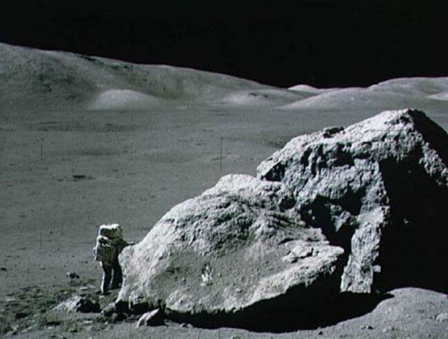 Ученые дали объяснение загадочным магнитным камням с Луны. Фото.