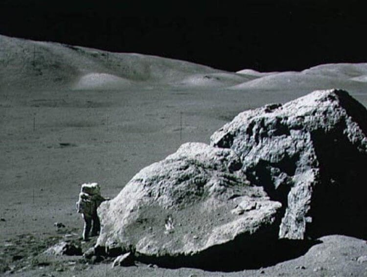 Ученые дали объяснение загадочным магнитным камням с Луны. Ученые объяснили откуда взялись на Луне намагниченные породы. Фото.