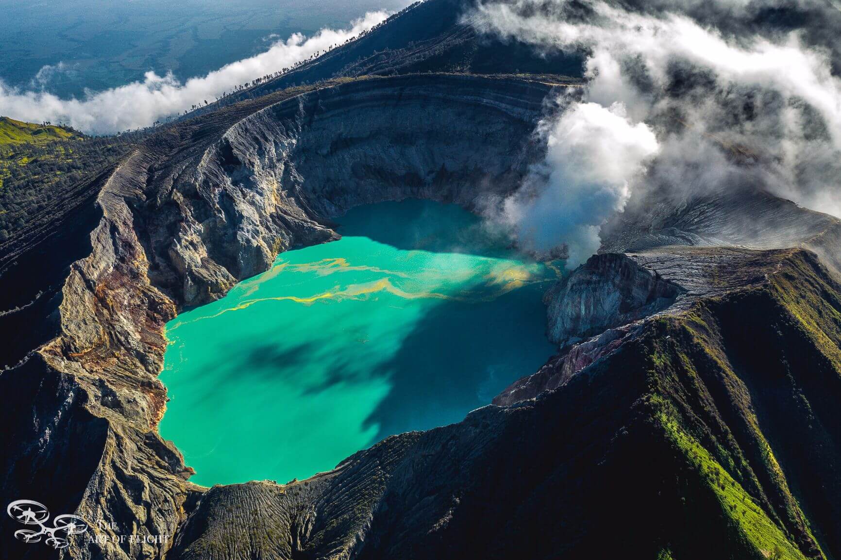 Кислотное озеро. Самое крупное кислотное озеро в мире расположено в кратере Иджен. Кислотное озеро. Самое крупное кислотное озеро в мире расположено в кратере Иджен. Фото.