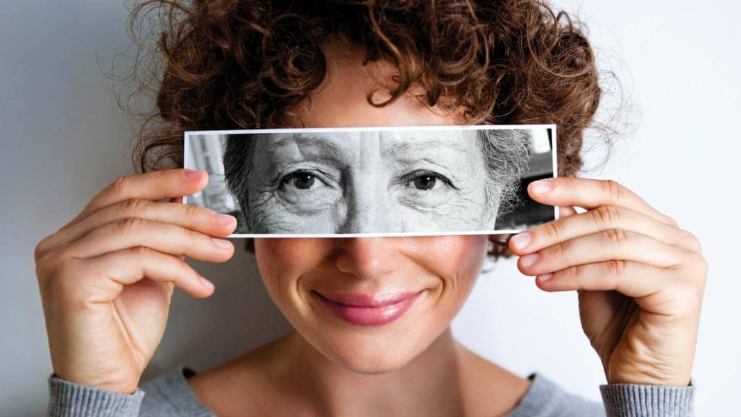 Ученые давно занимаются поисками индикаторов, по которым можно определять биологический возраст человека. Фото.