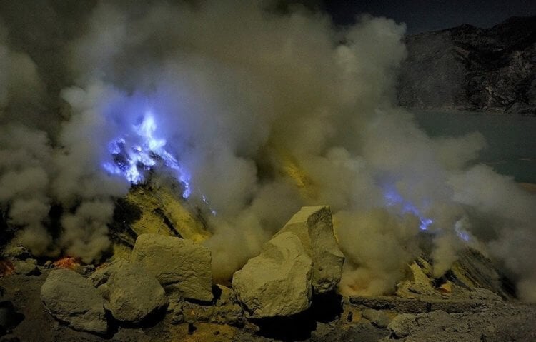 Добыча серы в кислотном озере. Добыча серы в вулкане Иджен признана самой опасной профессией. Фото.