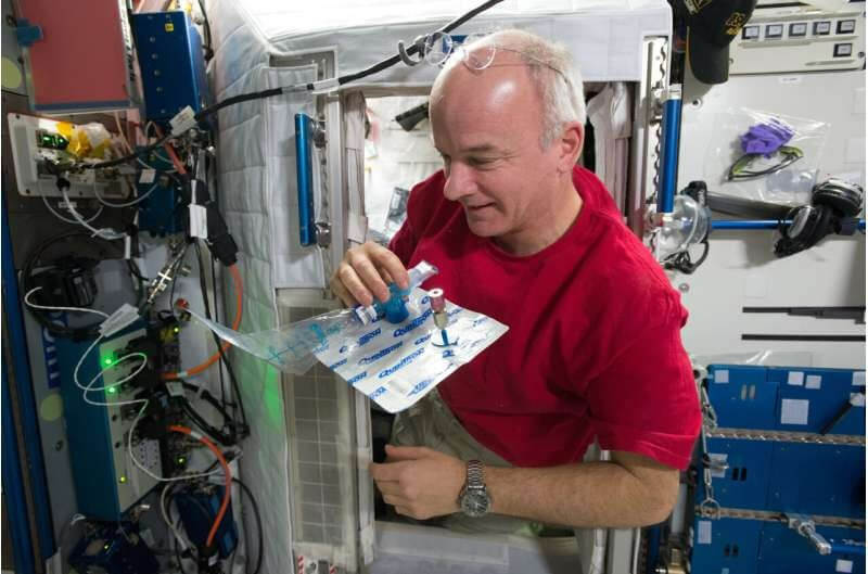 Быстрей гемолиз в космосе разрушает кровь. В ходе исследования космонавты сдавали пробы выдыхаемого воздуха в течение 6 месяцев пребывания на МКС. Фото.