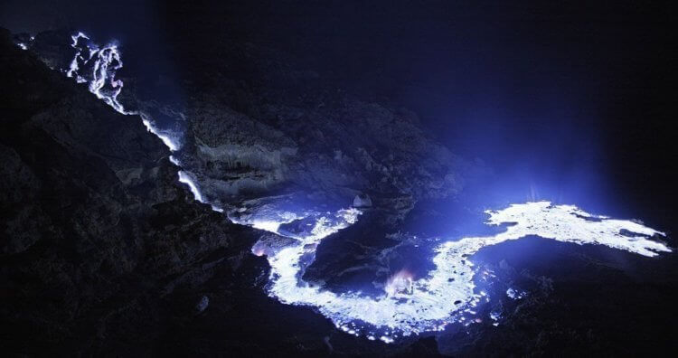 Синяя “лава” вулкана — с чем связан необычный цвет. Горящая сера, стекающая по каменистым склонам, напоминает лаву. Фото.