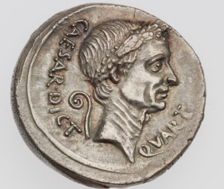 Что известно о внешности Юлия Цезаря. Монета с изображением Юлия Цезаря, отчеканенная незадолго до его смерти. Фото.