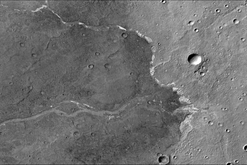 3 9 <p>Марс представляет собой безжизненную замороженную пустыню, совершенно непригодную для жизни. Но, как известно, планета не всегда была такой. Когда-то она имела атмосферу, а на ее поверхности плескался жидкий океан. Но потом Марс утратил магнитное поле, а вслед за ним атмосферу и воду. До последнего момента считалось, что вода окончательно исчезла на Красной планете в период с 4,1 до 3,7 миллиардов лет назад. Однако в недавнем своем исследовании, основанном на длительных наблюдениях за Марсом, ученые НАСА пришли к выводу, что вода на планете оставалась гораздо дольше - присутствовала еще 2 миллиарда лет назад. Об этом свидетельствуют отложение хлоридной соли, которые оставила проточная вода. Они были обнаружены на снимках, полученных с Марсианского разведывательного аппарата (MRO), который работает на орбите планеты с 2006 года. Снимки сделаны при помощи спектрометра видимого и ближнего инфракрасного излучения (CRISM), установленного на борту данного аппарата.