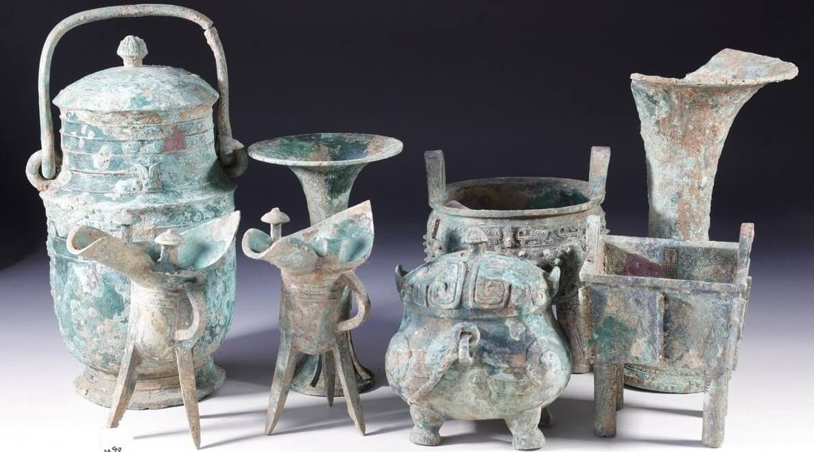 Столица древнего государства Шан-Инь. В гробницах были обнаружены изделия из бронзы и других материалов. Фото.