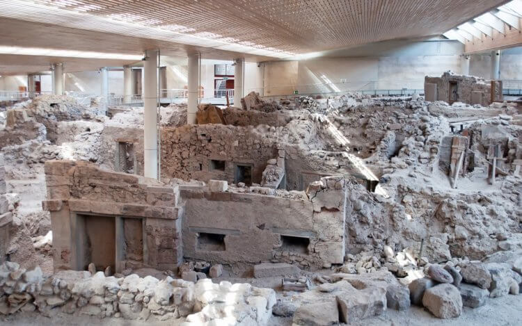 Город Акротири — самая известная жертва вулкана Тера. Руины Акротири часто сравнивают с Помпеями. Фото.
