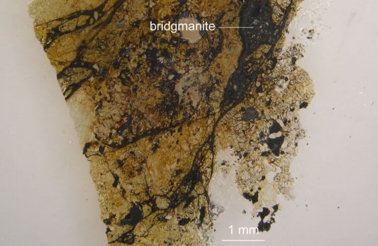 Ядро Земли не защищено теплоизоляционным слоем. Бриджманит — самый распространенный минерал в недрах Земли. Фото.