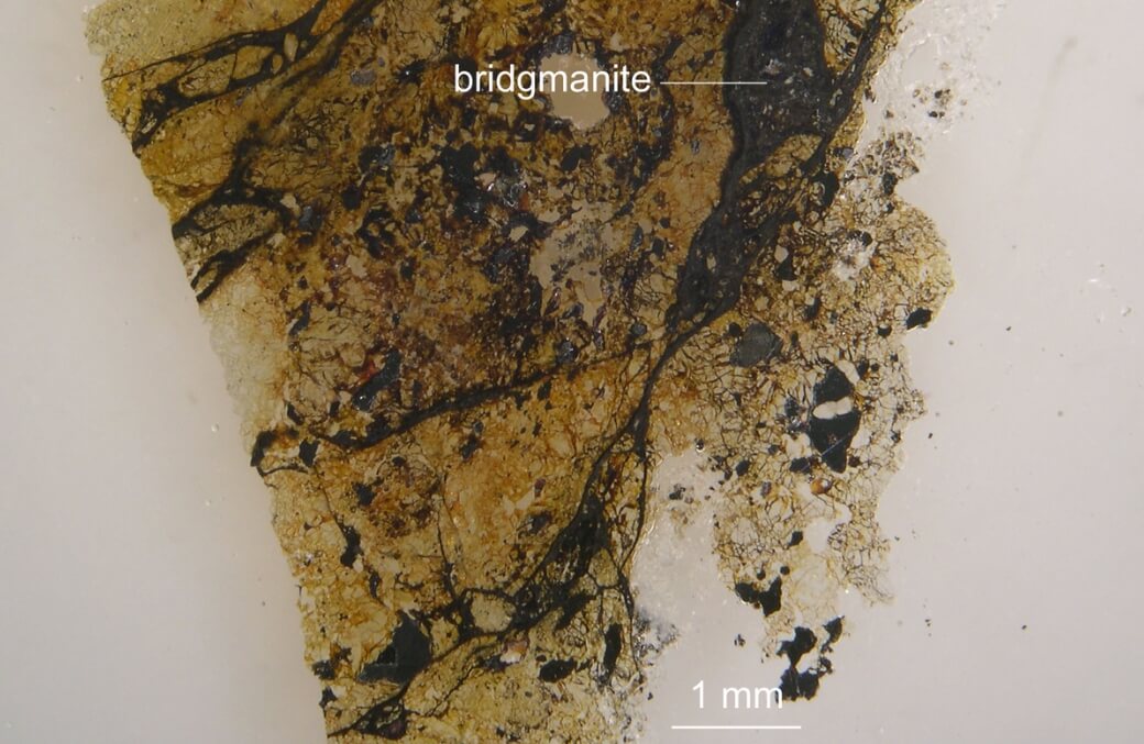 Бриджманит — самый распространенный минерал в недрах Земли. Фото.
