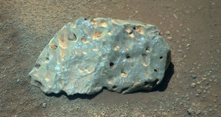Химический состав фиолетовых пятен на Марсе. Камни с фиолетовым покрытием были обнаружены в кратере Джезеро. Фото.