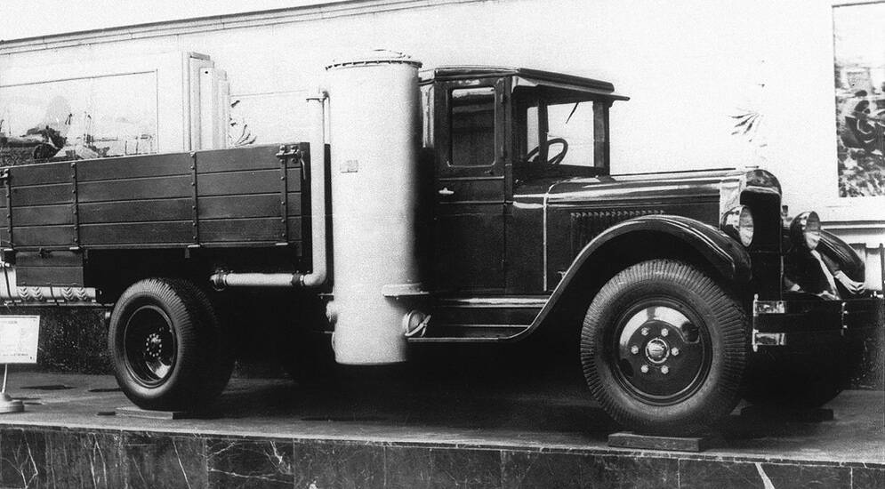 Автомобиль ЗИС с газогенераторной установкой. Фото.