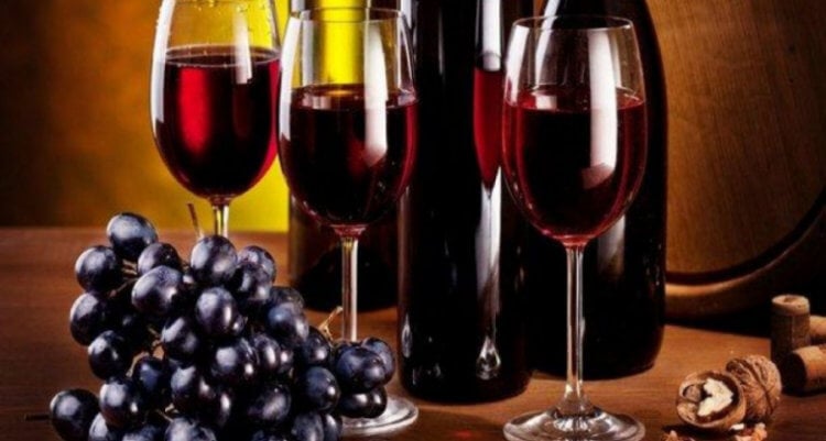 Почему вино защищает от коронавируса. Красное вино содержит в своем составе большое количество полезных полифинолов. Фото.