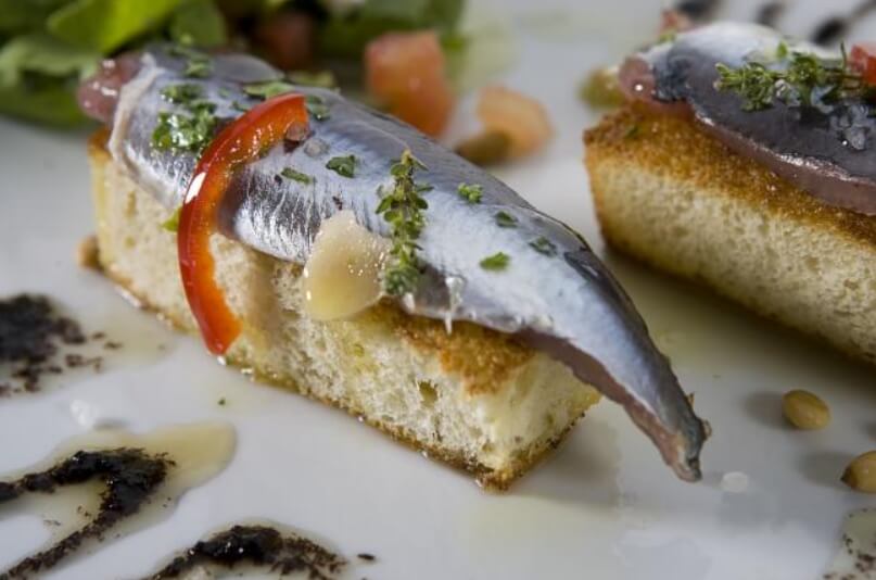 Ученые рекомендуют больше использовать анчоус в пищу, а не в качестве корма для другой рыбы. Фото.