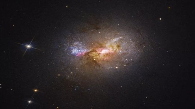 Hubble нашел черную дыру, которая рождает звезды. Фото.