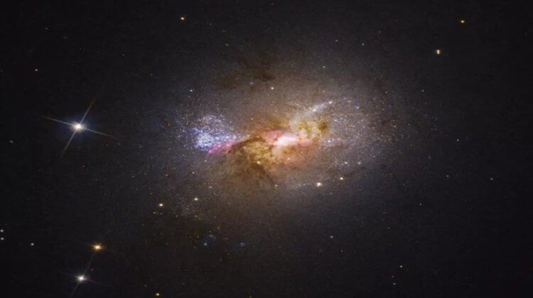 Hubble нашел черную дыру, которая рождает звезды. Ученые обнаружили черную дыру, из которой возникают звезды. Фото.