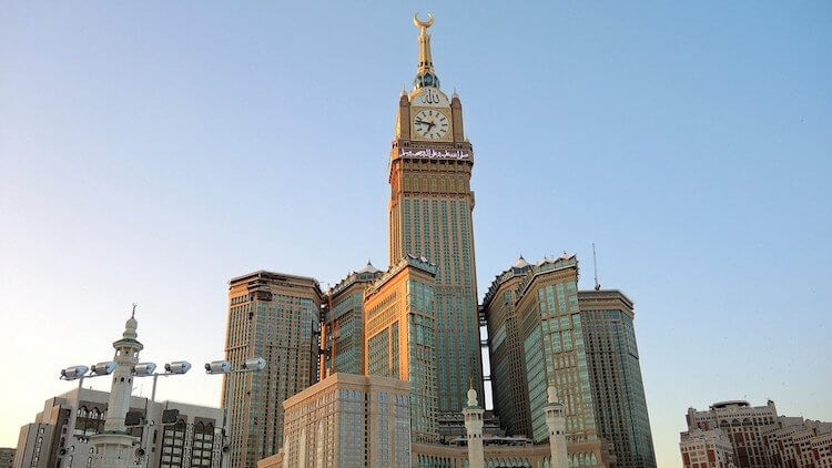 Башня с часами — пятое по высоте здание в мире и одно их самых известных в Саудовской Аравии. Фото.