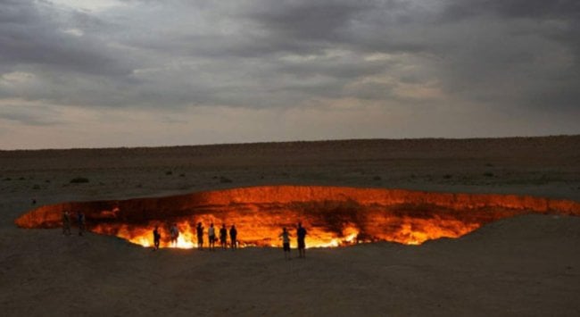В Туркменистане ищут способ потушить газовый кратер «Врата ада». Фото.