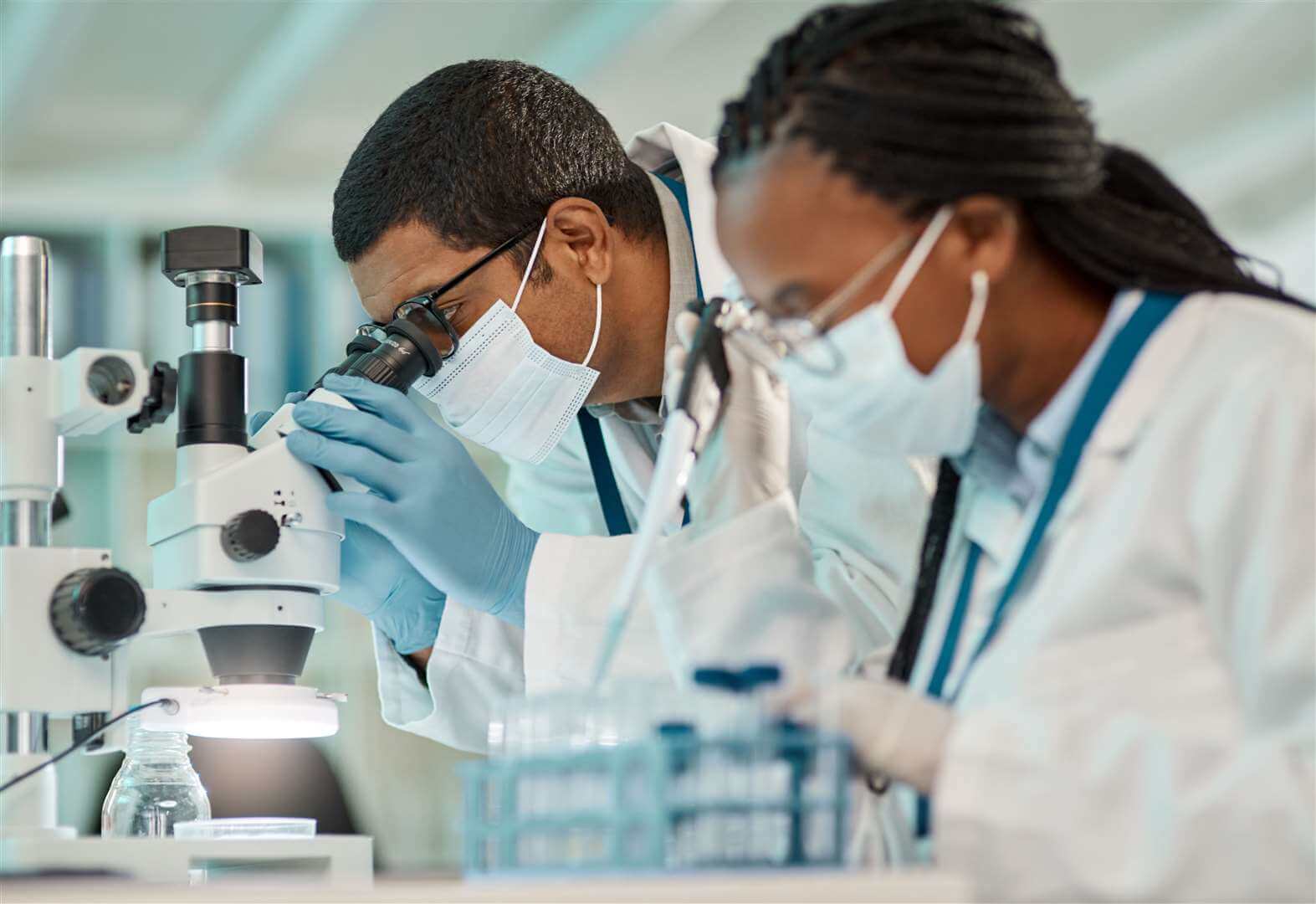 Ученые отслеживают много разных вариантов коронавируса, но не все из них представляют угрозу. Фото.