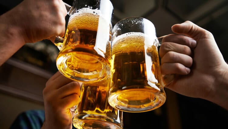 Какие спиртные напитки увеличивают риск заражения коронавирусом. От потребления пива во время пандемии следует отказаться. Фото.
