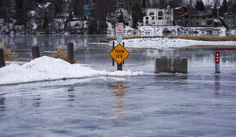 Почему возникают погодные аномалии? Таяние большого количества льда может привести к наводнениям. Фото.