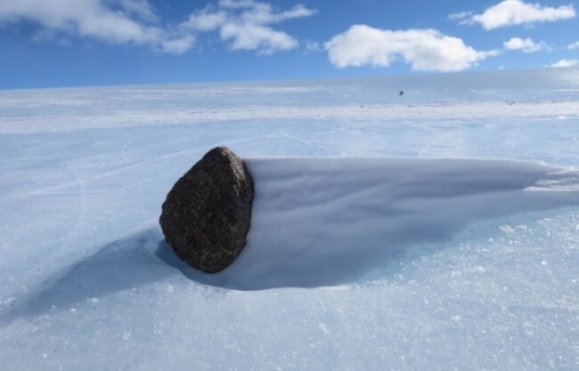 Ученые нашли возможное местоположение 300 000 метеоритов, упавших на Антарктиду. Фото.