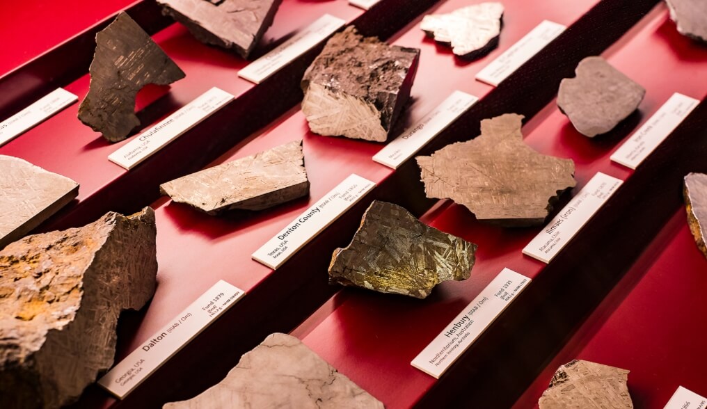 Коллекция метеоритов. Фото.