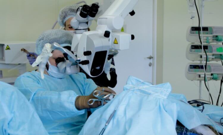 Испытания устройства для восстановления зрения. Фотография с места проведения операции. Фото.