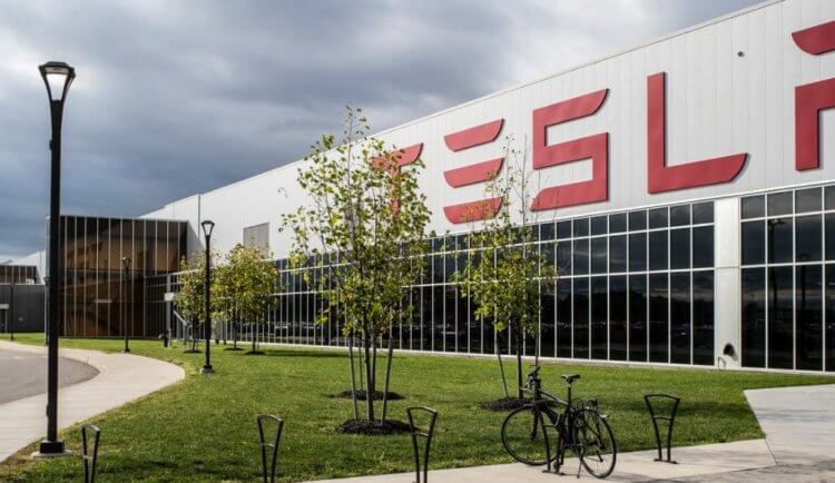 Tesla превращается в производителя роботов Optimus: скоро они появятся на заводах