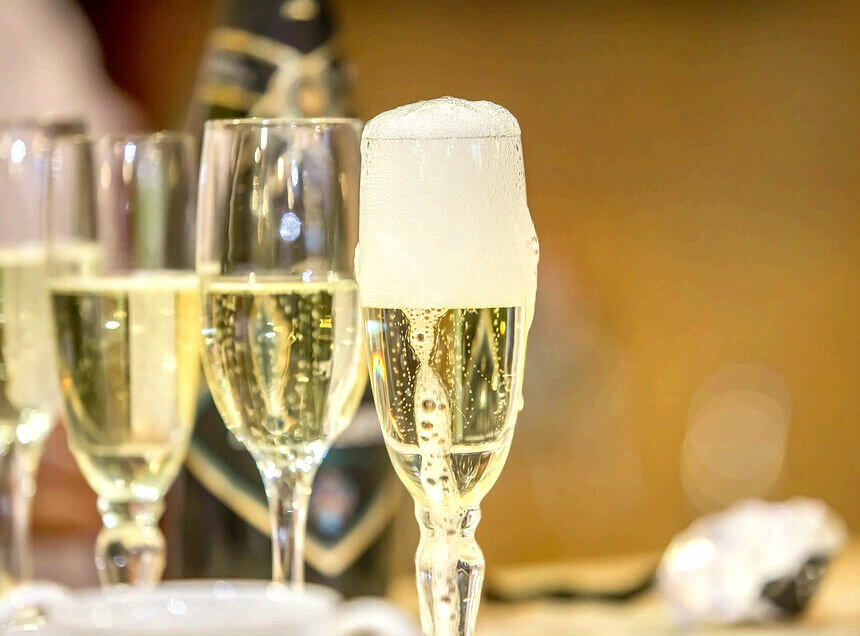 Специалисты не рекомендуют потреблять более трех бокалов шампанского в неделю. Фото.